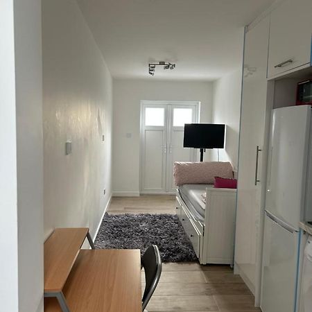 Lovely En-Suite Studio With Kitchen And Free Parking With Walking Distance To Tube Station And Short Train Ride To Central London!! Northwood  Extérieur photo