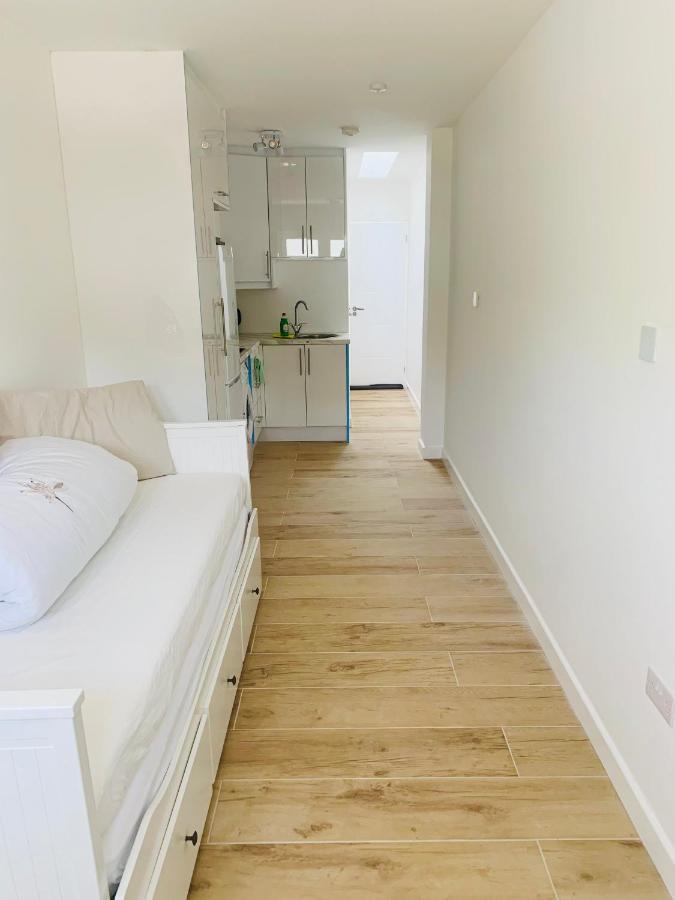 Lovely En-Suite Studio With Kitchen And Free Parking With Walking Distance To Tube Station And Short Train Ride To Central London!! Northwood  Extérieur photo