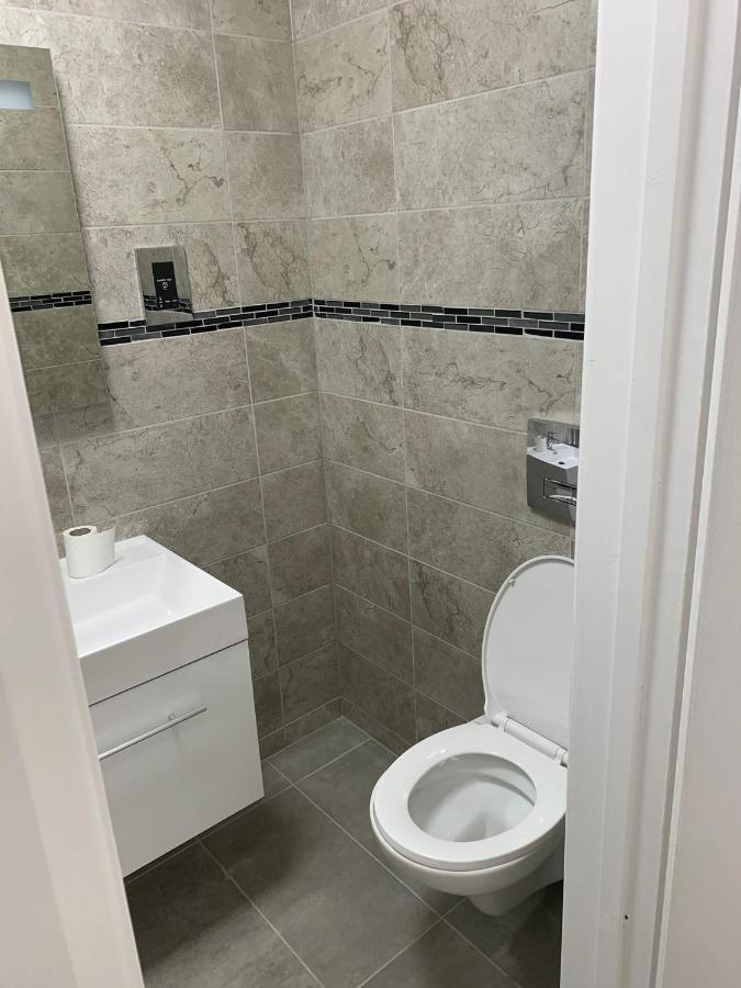 Lovely En-Suite Studio With Kitchen And Free Parking With Walking Distance To Tube Station And Short Train Ride To Central London!! Northwood  Extérieur photo