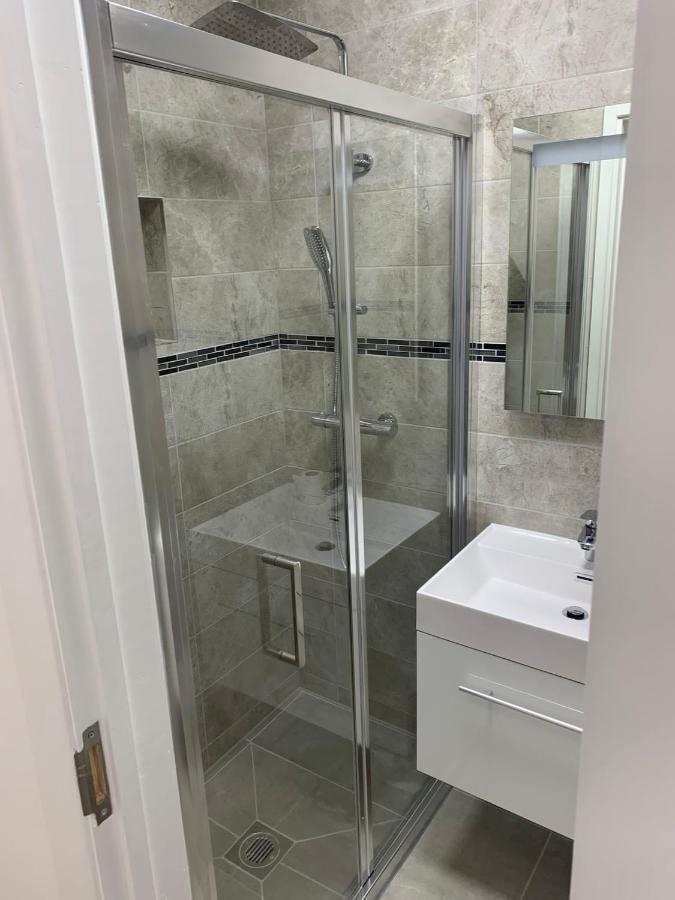 Lovely En-Suite Studio With Kitchen And Free Parking With Walking Distance To Tube Station And Short Train Ride To Central London!! Northwood  Extérieur photo