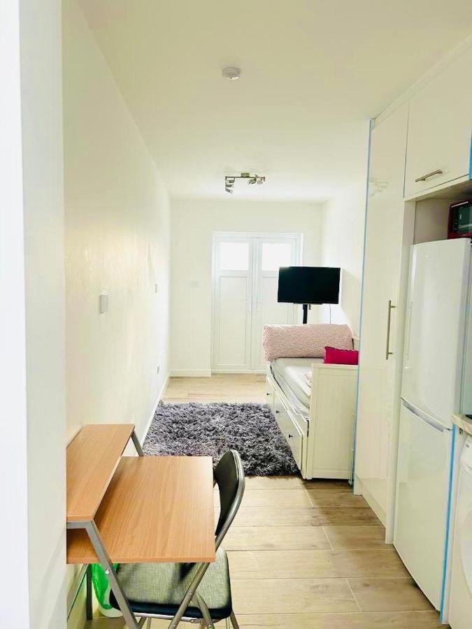 Lovely En-Suite Studio With Kitchen And Free Parking With Walking Distance To Tube Station And Short Train Ride To Central London!! Northwood  Extérieur photo