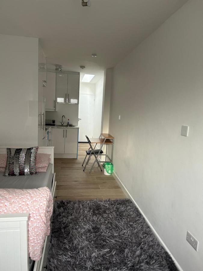 Lovely En-Suite Studio With Kitchen And Free Parking With Walking Distance To Tube Station And Short Train Ride To Central London!! Northwood  Extérieur photo